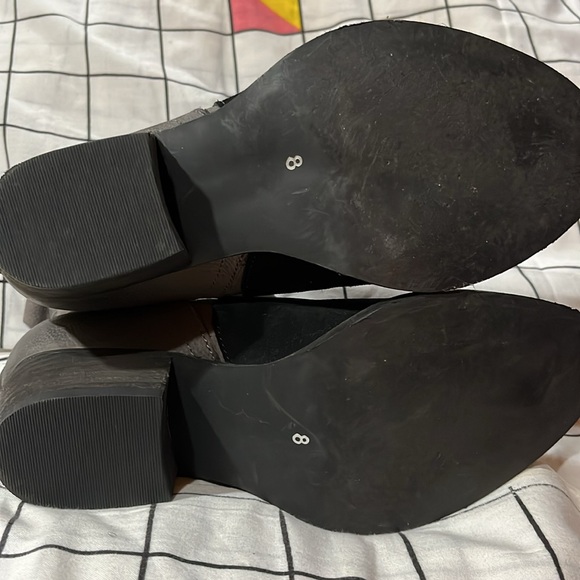 JOURNEE LEATHER COLOR BLOCK ANKLE BOOTS - Picture 6 of 9